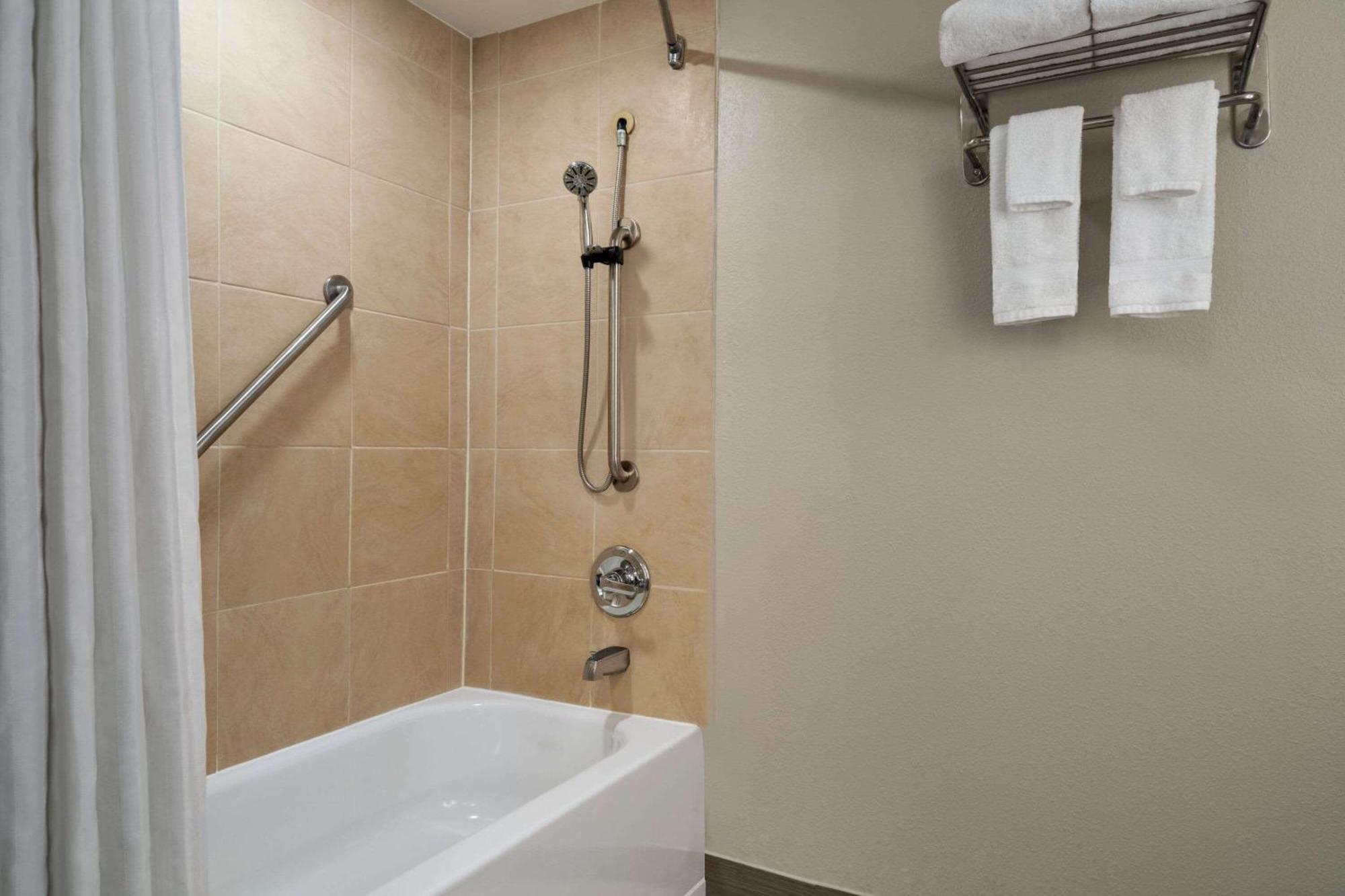 Wyndham Garden Inn Pittsburgh Airport Робинсон-Тауншип Экстерьер фото