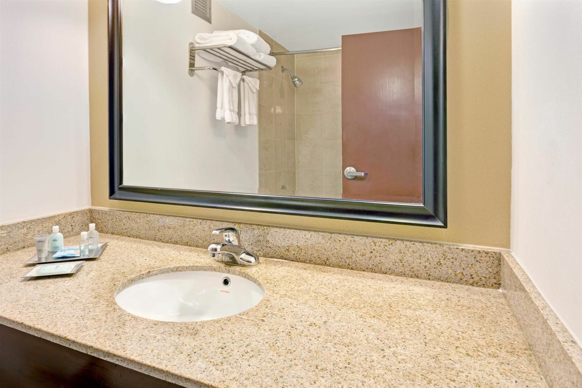 Wyndham Garden Inn Pittsburgh Airport Робинсон-Тауншип Экстерьер фото